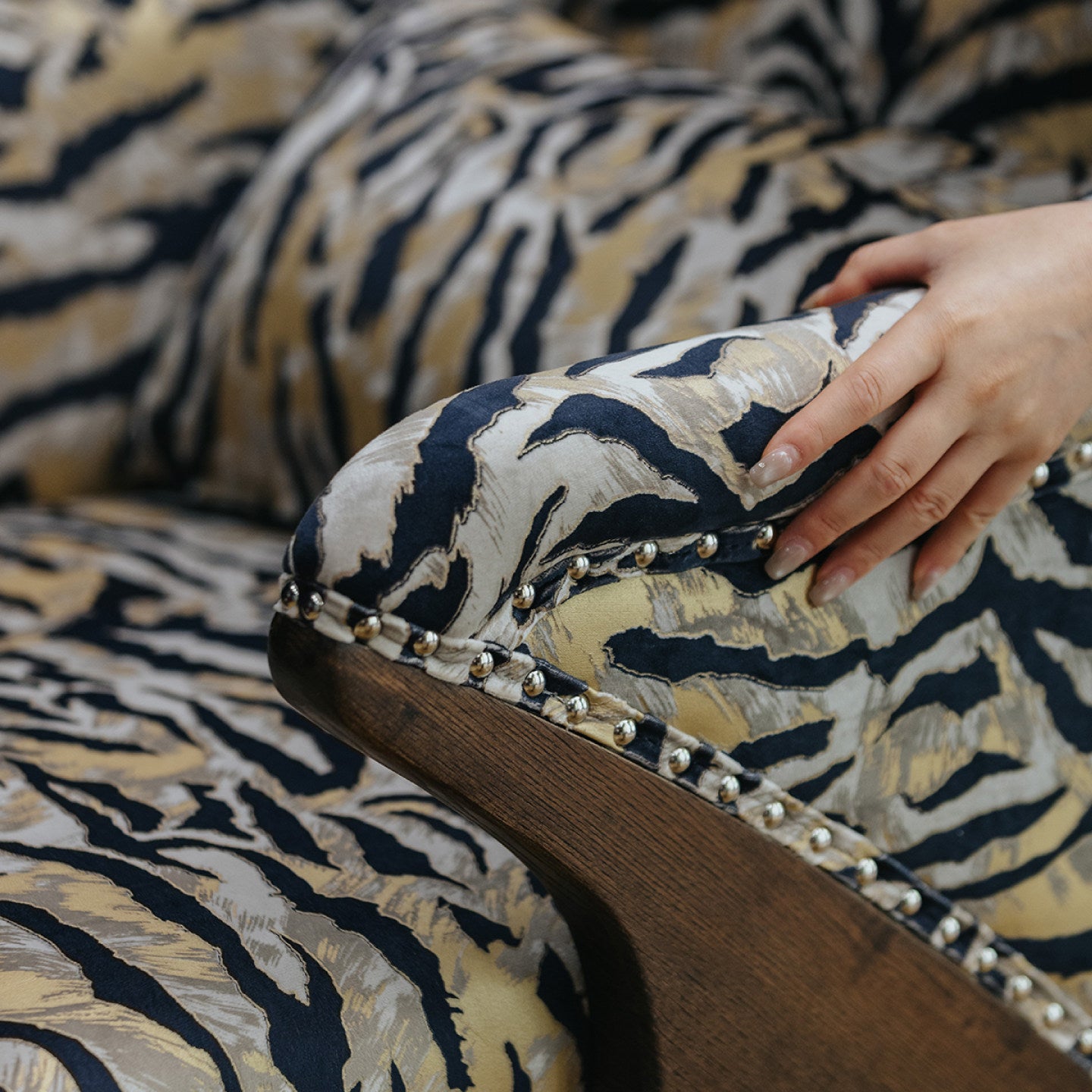 Tiger Print Accent Chair with Ottoman Style Extended Seat, Upholstered Mid Century Lounge Chair with Wooden Legs for Living Room, Bedroom, Reading Corner, Office, Study and Modern Home Decor