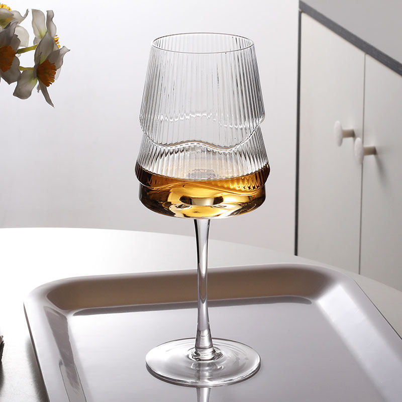 Ribbed Crystal Wine Glass, 18.6 oz Amber Base Stemmed Glass, Japanese Style Red Wine Glass, Elegant Goblet for Wine, Cocktails, Champagne, Dinner Parties and Home Bar, Set of 1