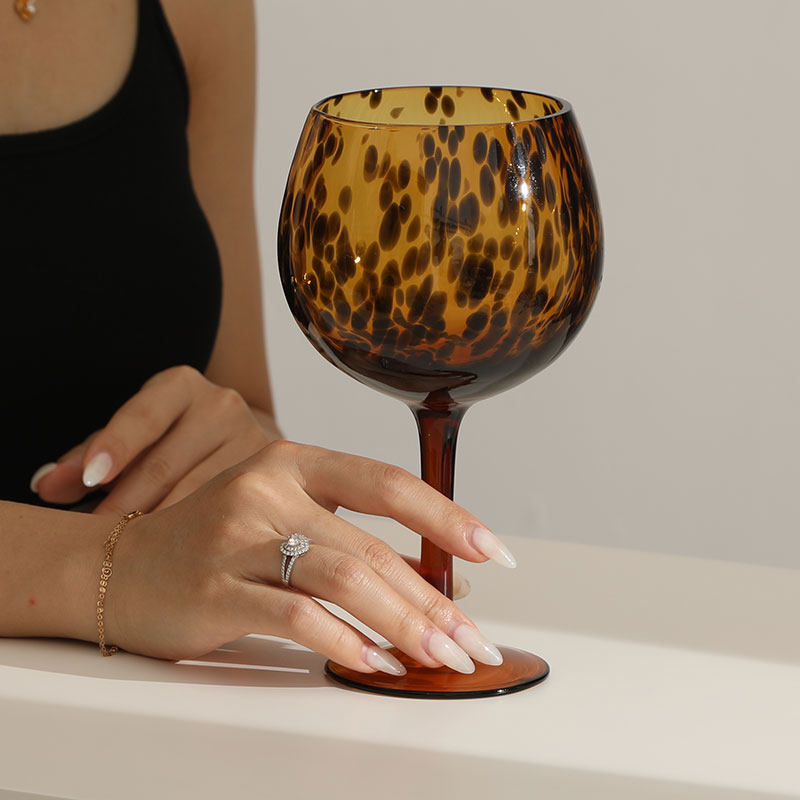 Leopard Print Wine Glass, 20.6 oz Amber Animal Print Goblet, Vintage Style Stemmed Red Wine Glass for Cocktails, Sangria, Juice, Dinner Parties, Home Bar and Gifts, Set of 1
