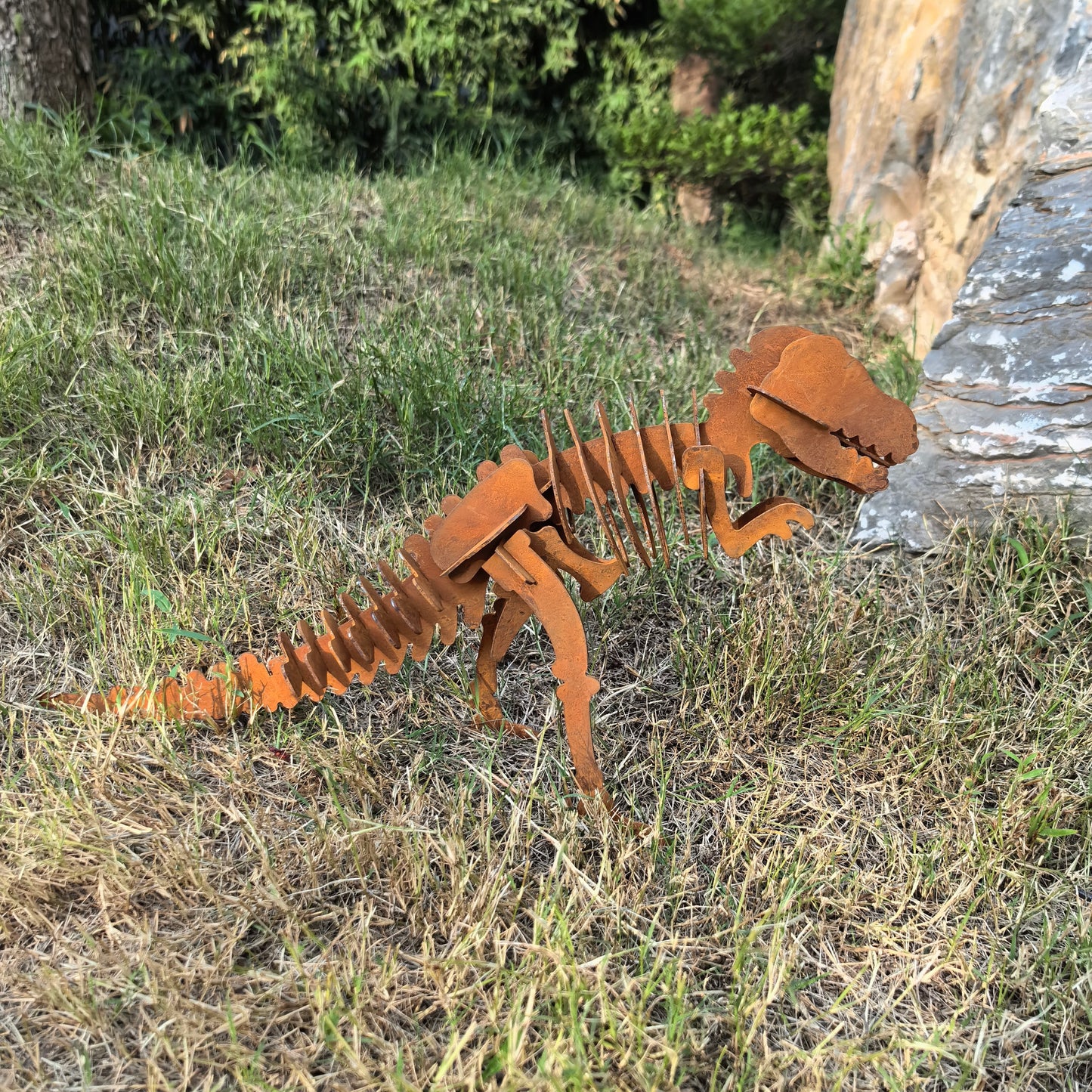 Rustic Metal T Rex Skeleton Garden Sculpture, 3D Dinosaur Yard Art Decor, Weathered Rust Finish Prehistoric Animal Statue for Outdoor Lawn, Patio, Backyard, Garden Display