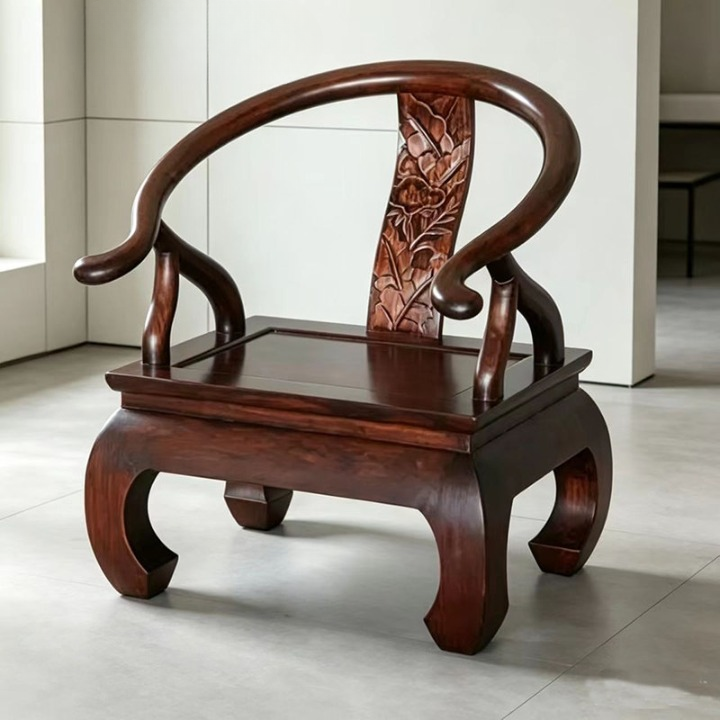 Traditional Horseshoe Back Armchair, Solid Elm Wood Accent Chair with Hand-Carved Floral Backrest, Curved Arms and Low Seat for Living Room, Tea Room or Reading Corner, Dark Walnut Finish