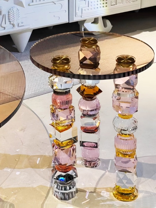 Pink, Clear and Amber Glass Round Side Table, Sculptural Faceted Crystal-Style Pedestal End Table, Glam Art Deco-Inspired Accent Table for Living Room, Bedroom and Lounge