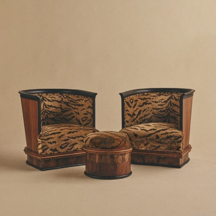 Animal Print Barrel Accent Chair, Tiger Stripe Upholstered Club Chair with Solid Wood Frame, Curved Back Lounge Chair for Living Room, Bedroom, Reading Corner, Hotel Lobby