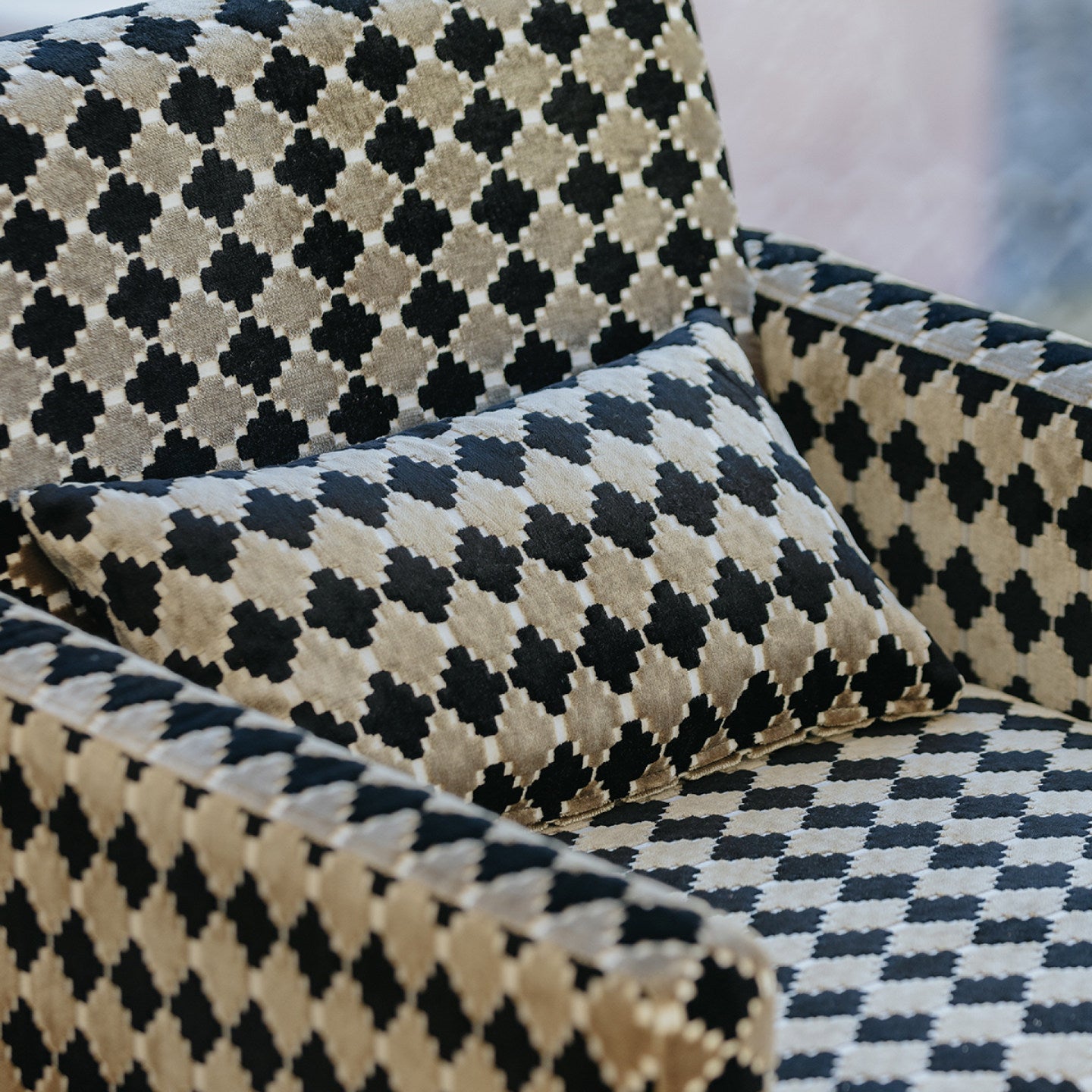 Black and White Geometric Accent Chair, Modern Box Armchair, Patterned Upholstered Single Sofa Chair with Wide Arms for Living Room, Bedroom, Office, Lounge