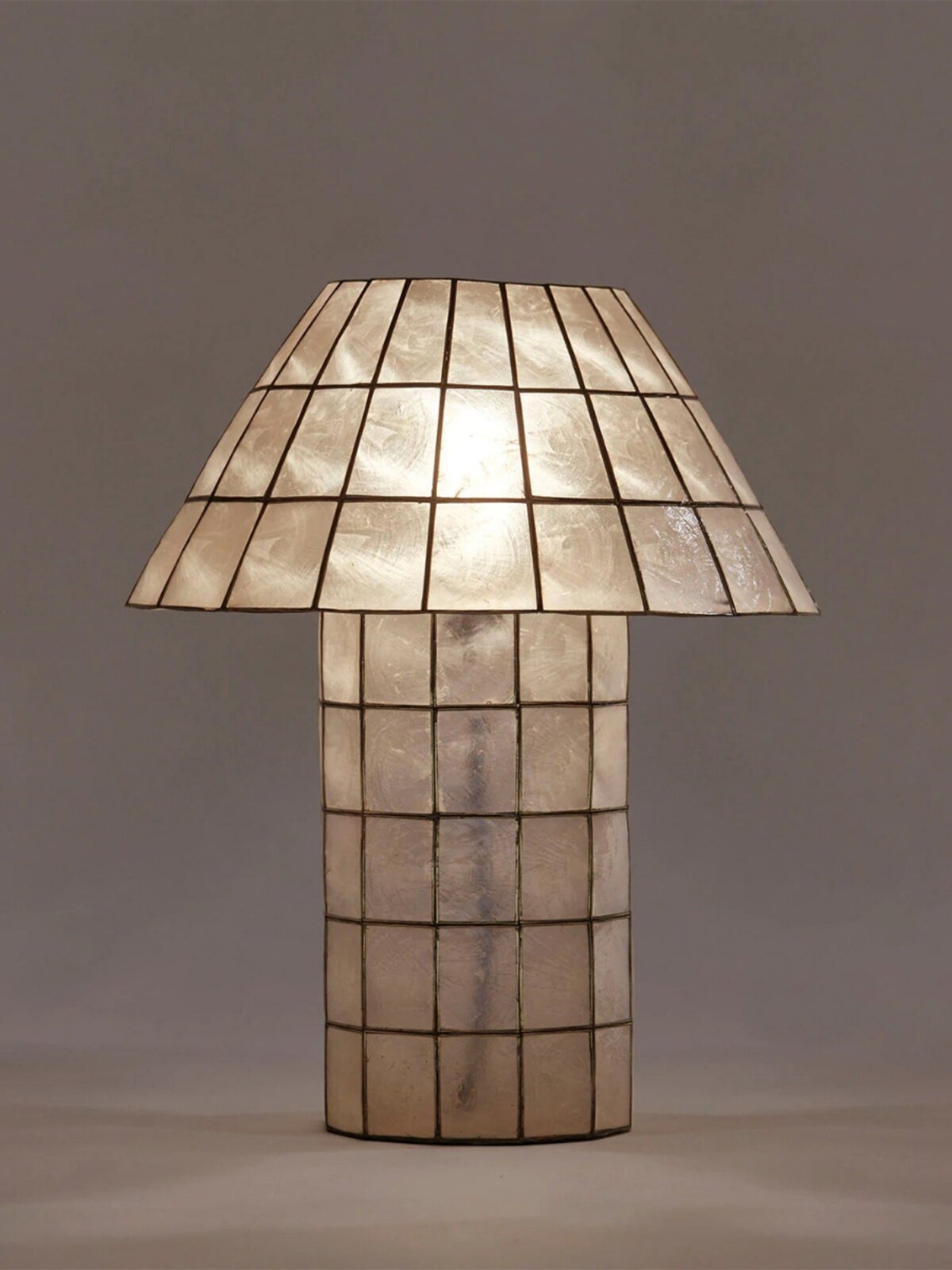Natural Shell Mushroom Table Lamp, Capiz Style Bedside Lamp with Mosaic Shell Shade, Wabi Sabi Accent Lighting for Bedroom, Living Room, Hotel, Villa, Nightstand Decor