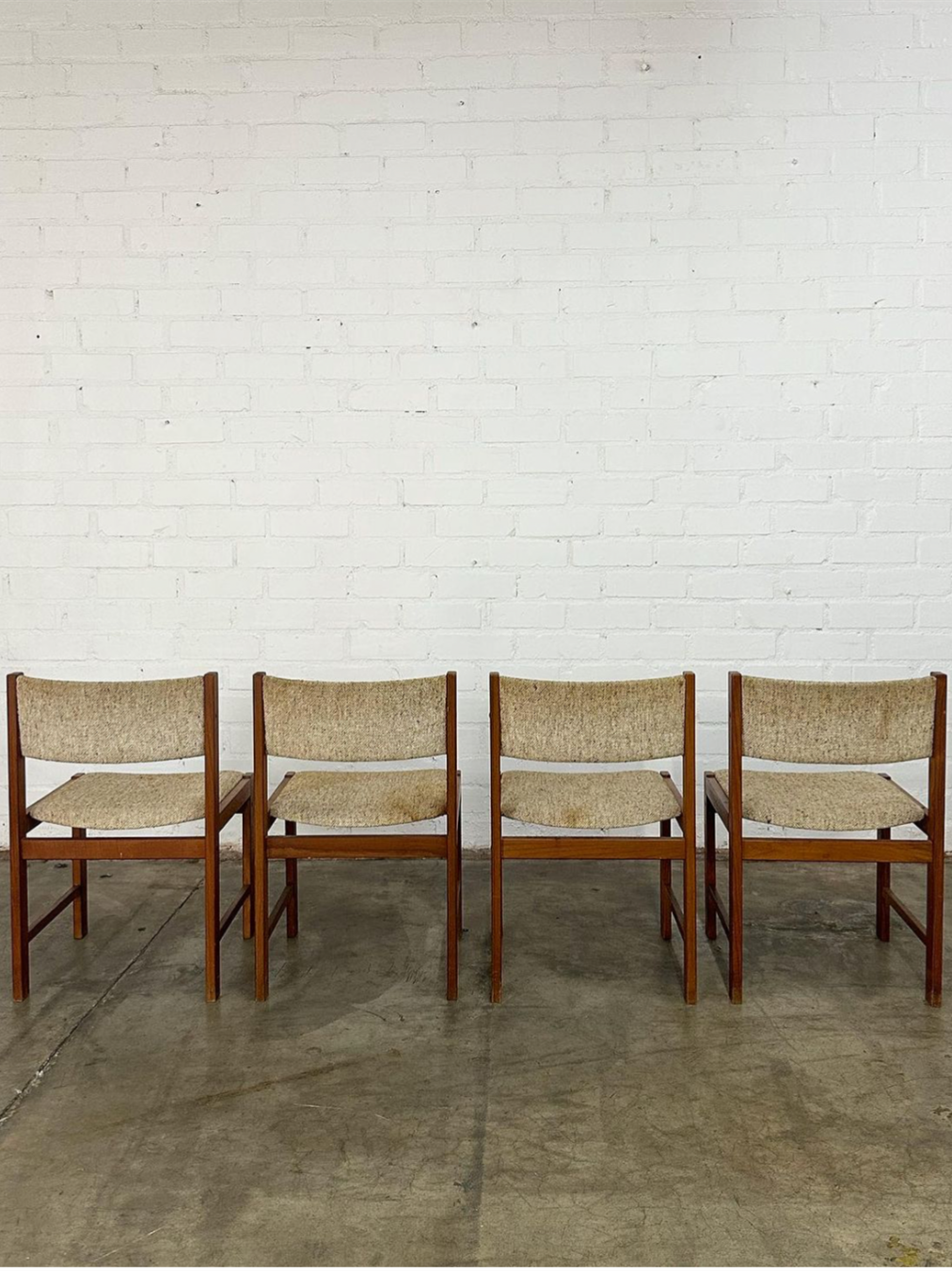 Solid Wood Dining Chair with Upholstered Seat and Back, Modern Vintage Accent Chair, Beige Fabric Kitchen Chair, Wooden Side Chair for Dining Room, Living Room, Reception Area, Cafe and Meeting Space