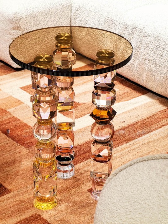 Pink, Clear and Amber Glass Round Side Table, Sculptural Faceted Crystal-Style Pedestal End Table, Glam Art Deco-Inspired Accent Table for Living Room, Bedroom and Lounge