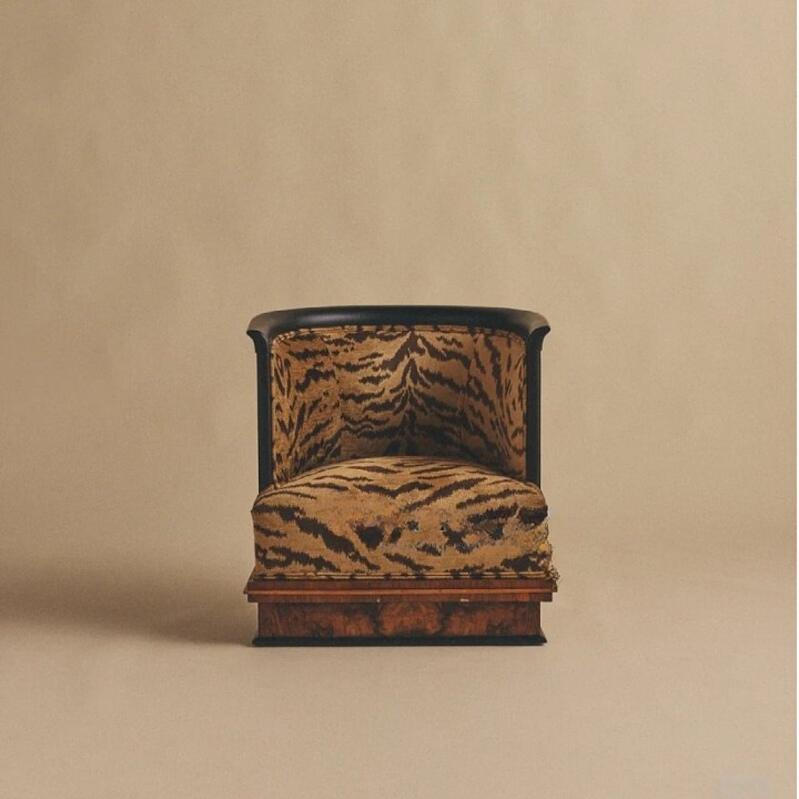 Animal Print Barrel Accent Chair, Tiger Stripe Upholstered Club Chair with Solid Wood Frame, Curved Back Lounge Chair for Living Room, Bedroom, Reading Corner, Hotel Lobby