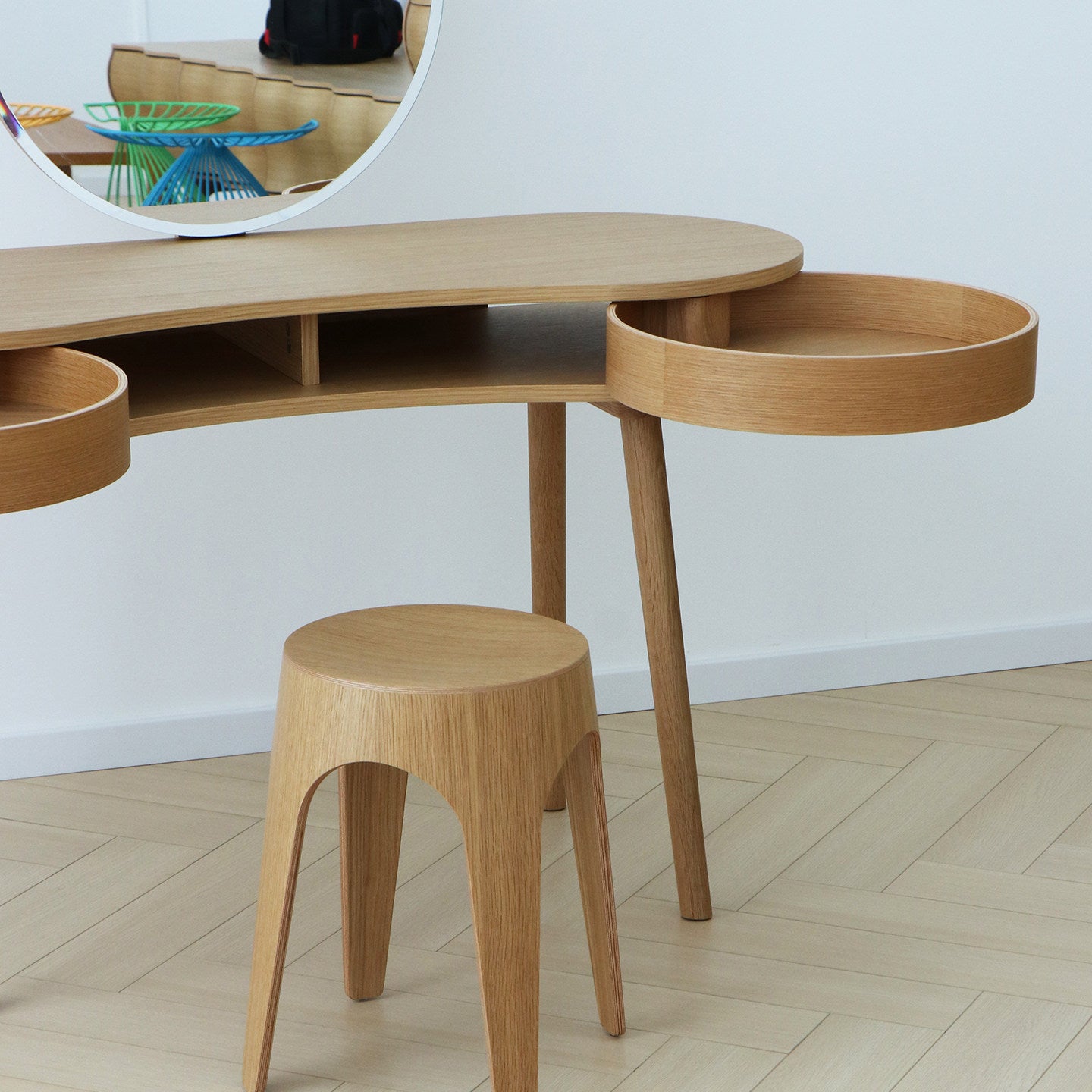 Natural Oak-Finish Wood Vanity Desk with Round Mirror, Mid-Century Modern Kidney-Shaped Makeup Dressing Table with 2 Curved Storage Drawers and Center Shelf for Bedroom