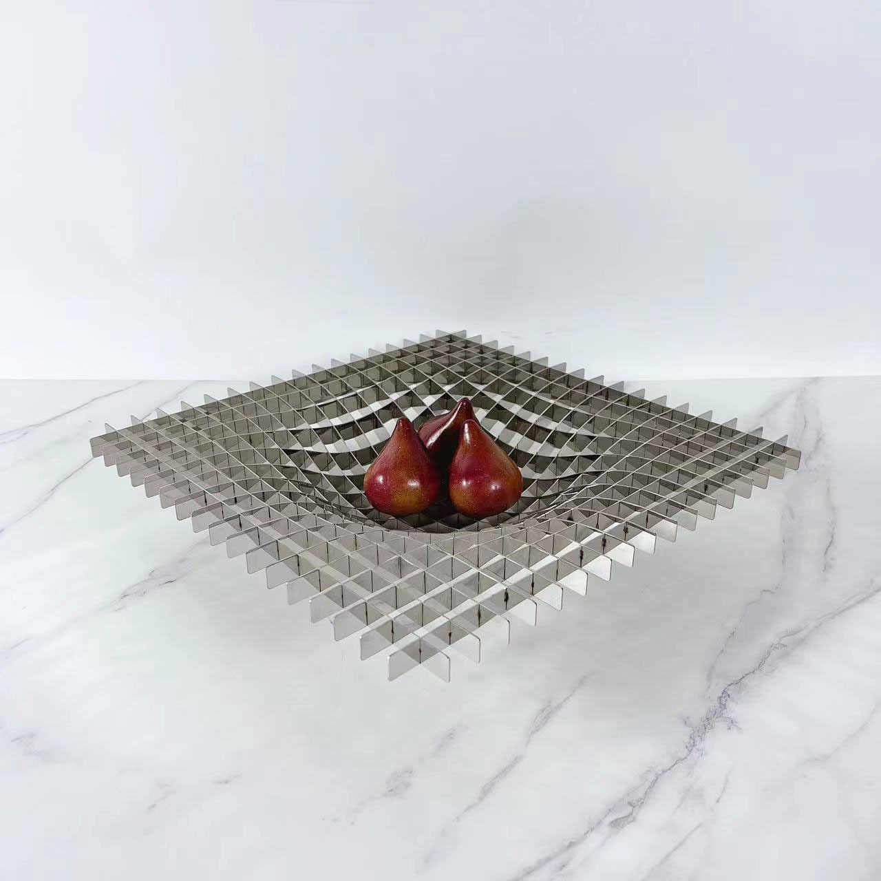 Modern Abstract Metal Grid Bowl – Contemporary Wire Mesh Fruit Dish for Showroom & Living Room Display