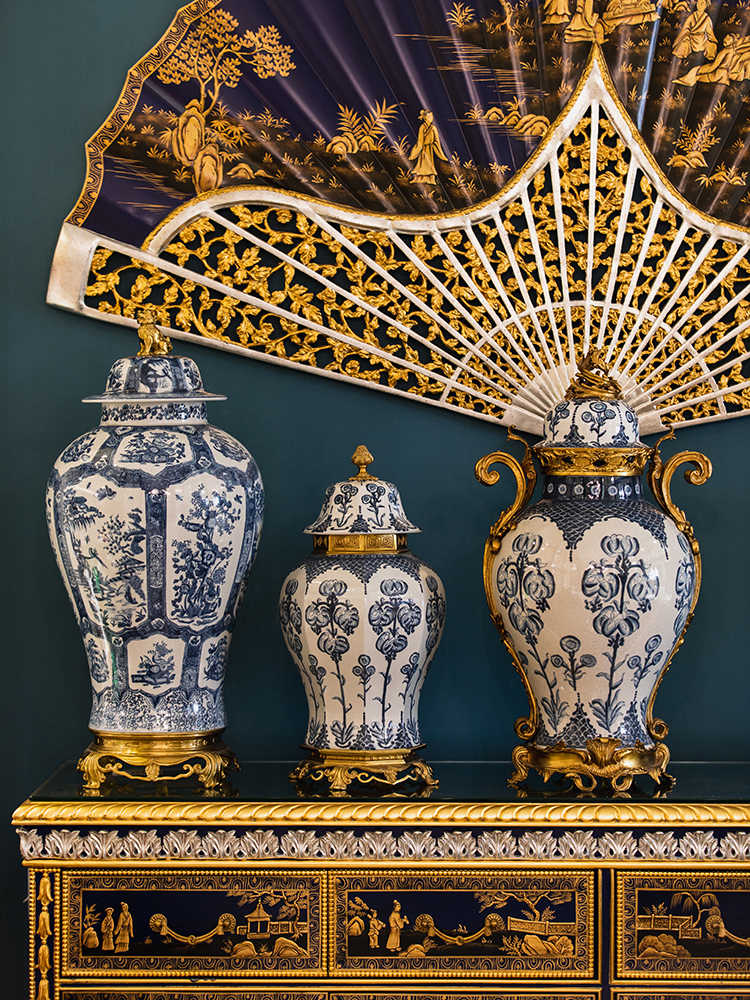 Oversized Blue and White Porcelain Ginger Jar with Brass Base and Lion Lid – Luxury Classical Flower Vase for Villa Entryway Décor
