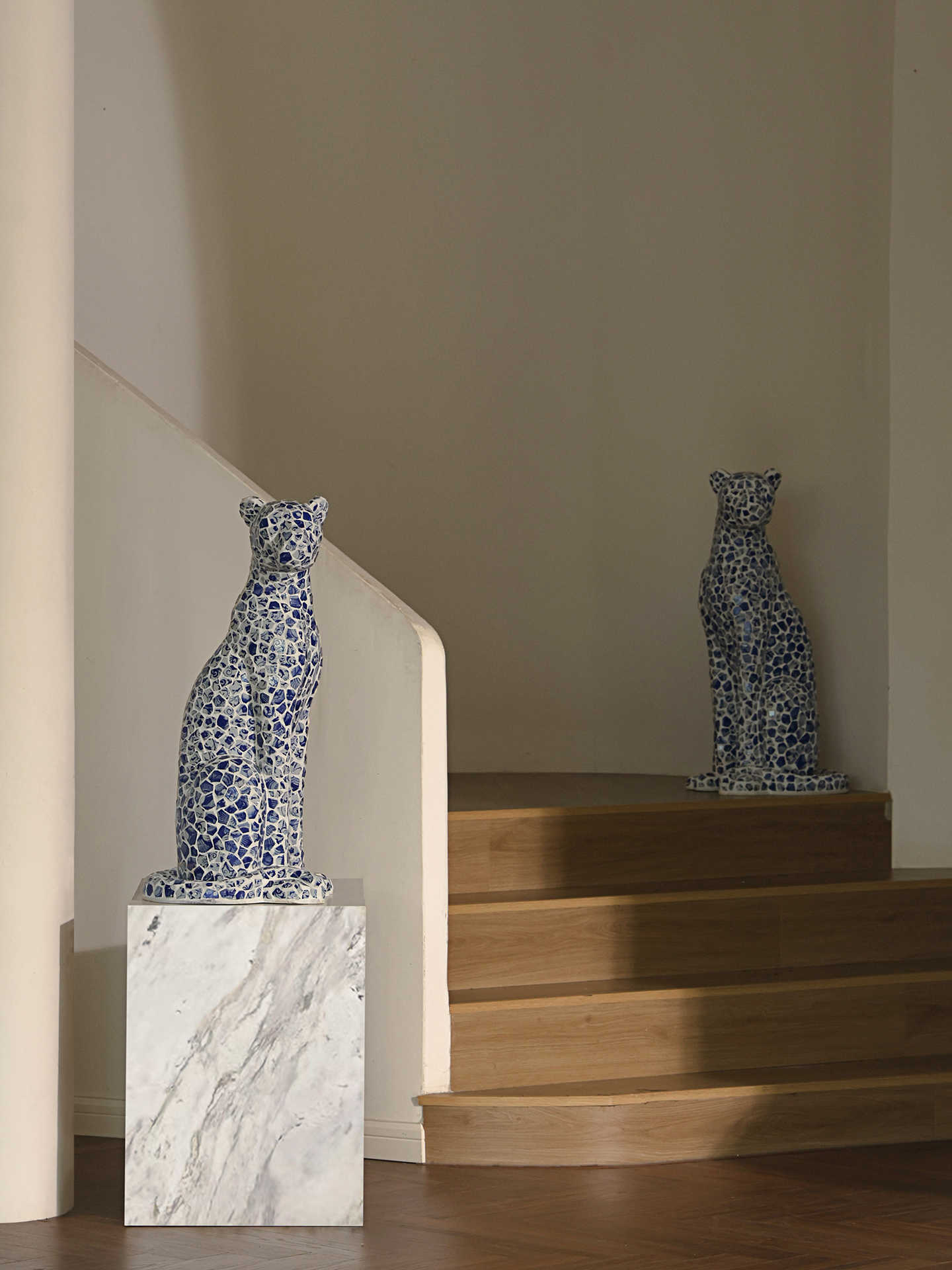 Handcrafted Blue and White Ceramic Leopard Sculpture – Asian Porcelain Mosaic Art Figurine, Luxury Home Decor Statement Piece for Entryways and Living Rooms