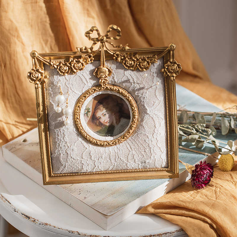 Vintage Gold Jewelry Stand Picture Frame, Creative Desktop Display Organizer for Earrings, Necklaces & Keepsakes
