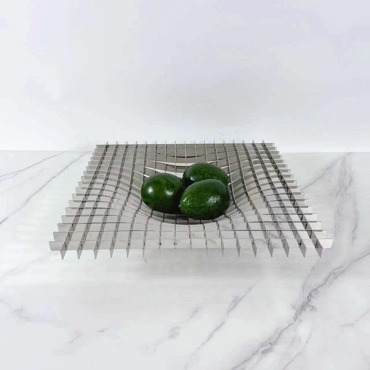 Modern Abstract Metal Grid Bowl – Contemporary Wire Mesh Fruit Dish for Showroom & Living Room Display