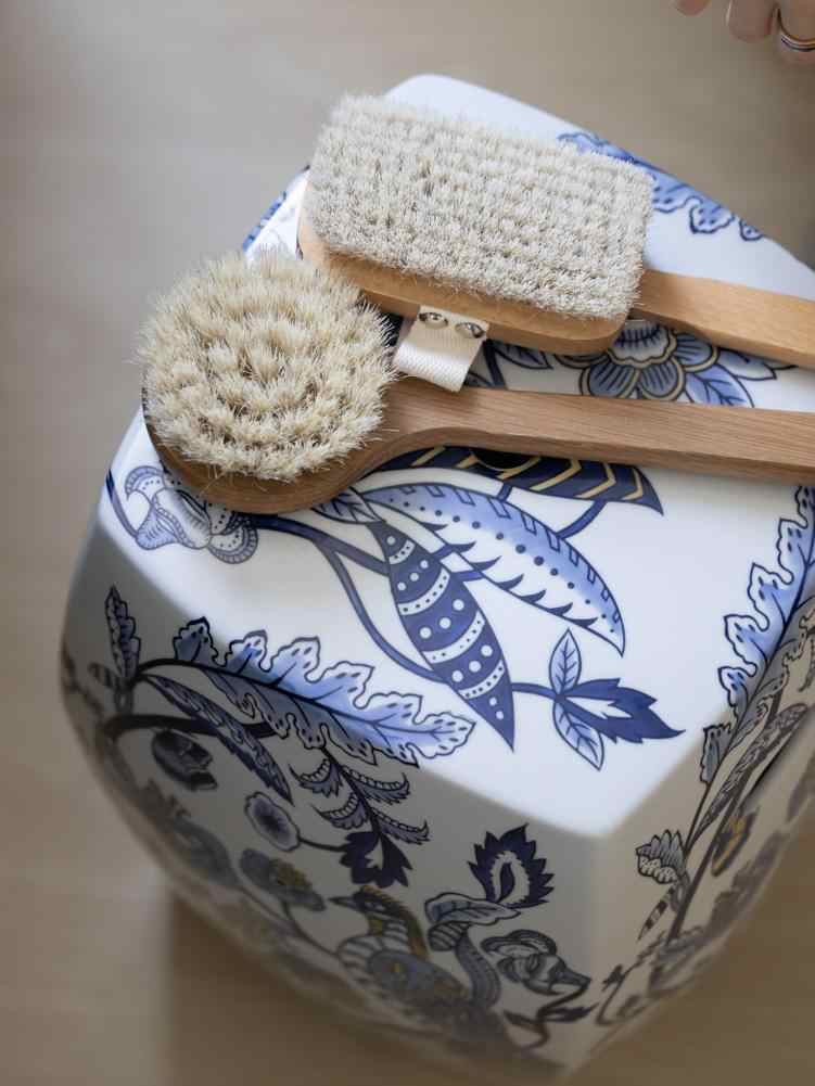 Hand-Painted Blue & White Porcelain Garden Stool, Traditional Ceramic Drum Seat with Botanical Motifs, Multi-Function Side Table & Stool