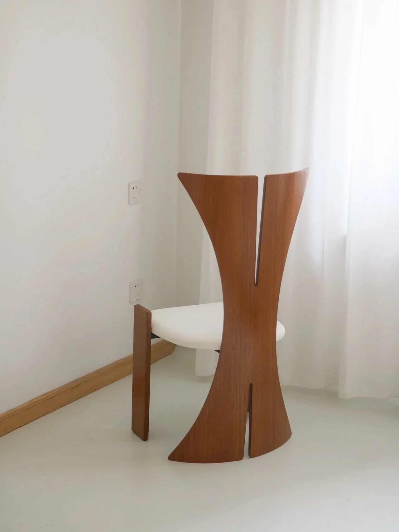 Modern Designer Sculptural Dining Chair – Contemporary Art Furniture with Y-Shaped Backrest, Mid-Century Wood Chair for Dining Room, Office, Gallery Display