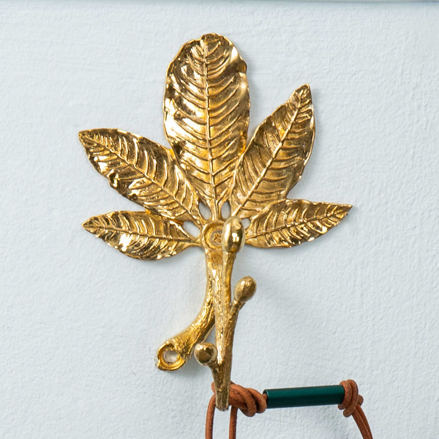 Brass Leaf Wall Hook – Gold Decorative Hook for Entryway, Bedroom, Bathroom, or Hotel Closet Organization