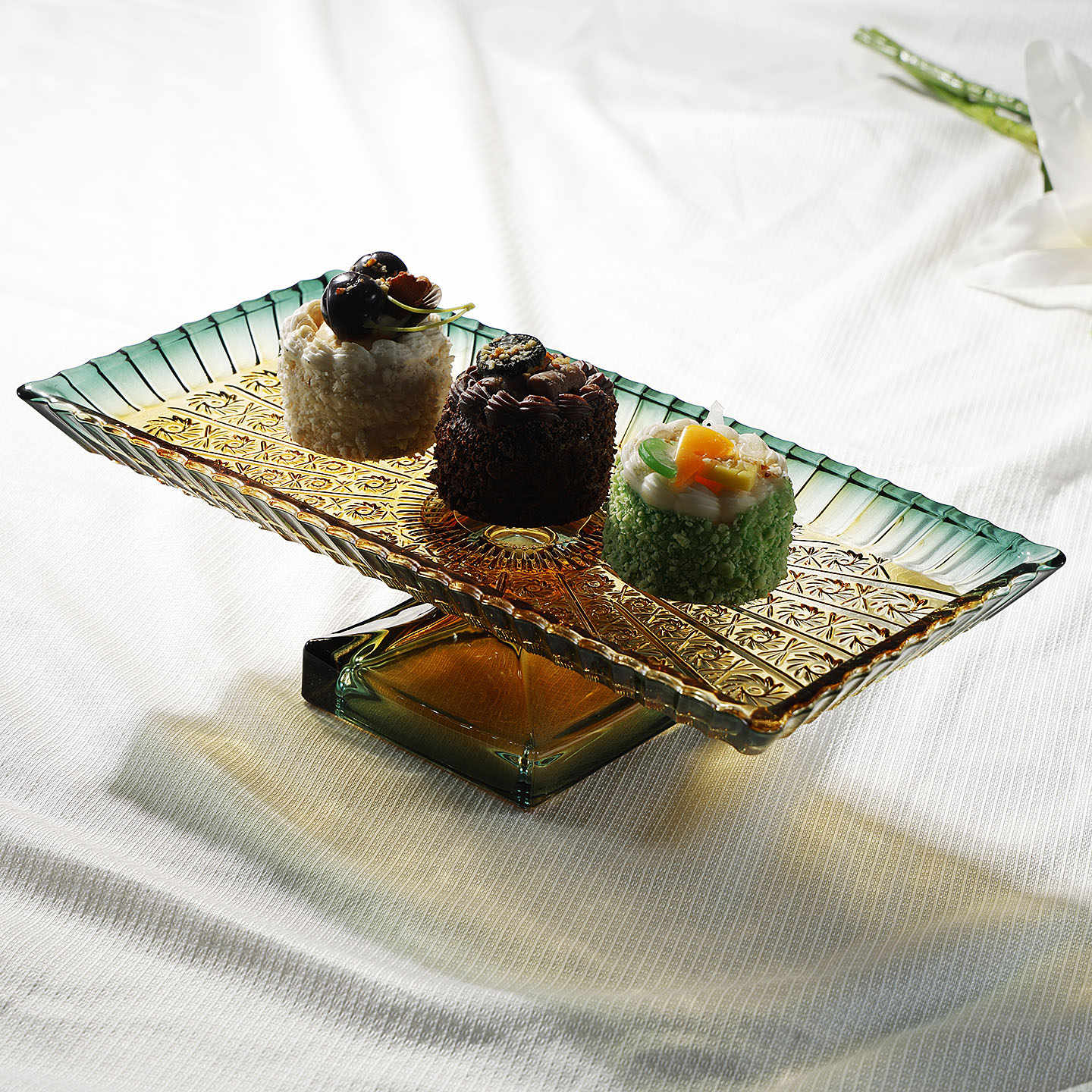 Luxury Emerald Gold Glass Pedestal Serving Tray, Rectangular Crystal Cake Plate with Ornate Sunburst Pattern for Desserts Snacks, High-End Footed Platter