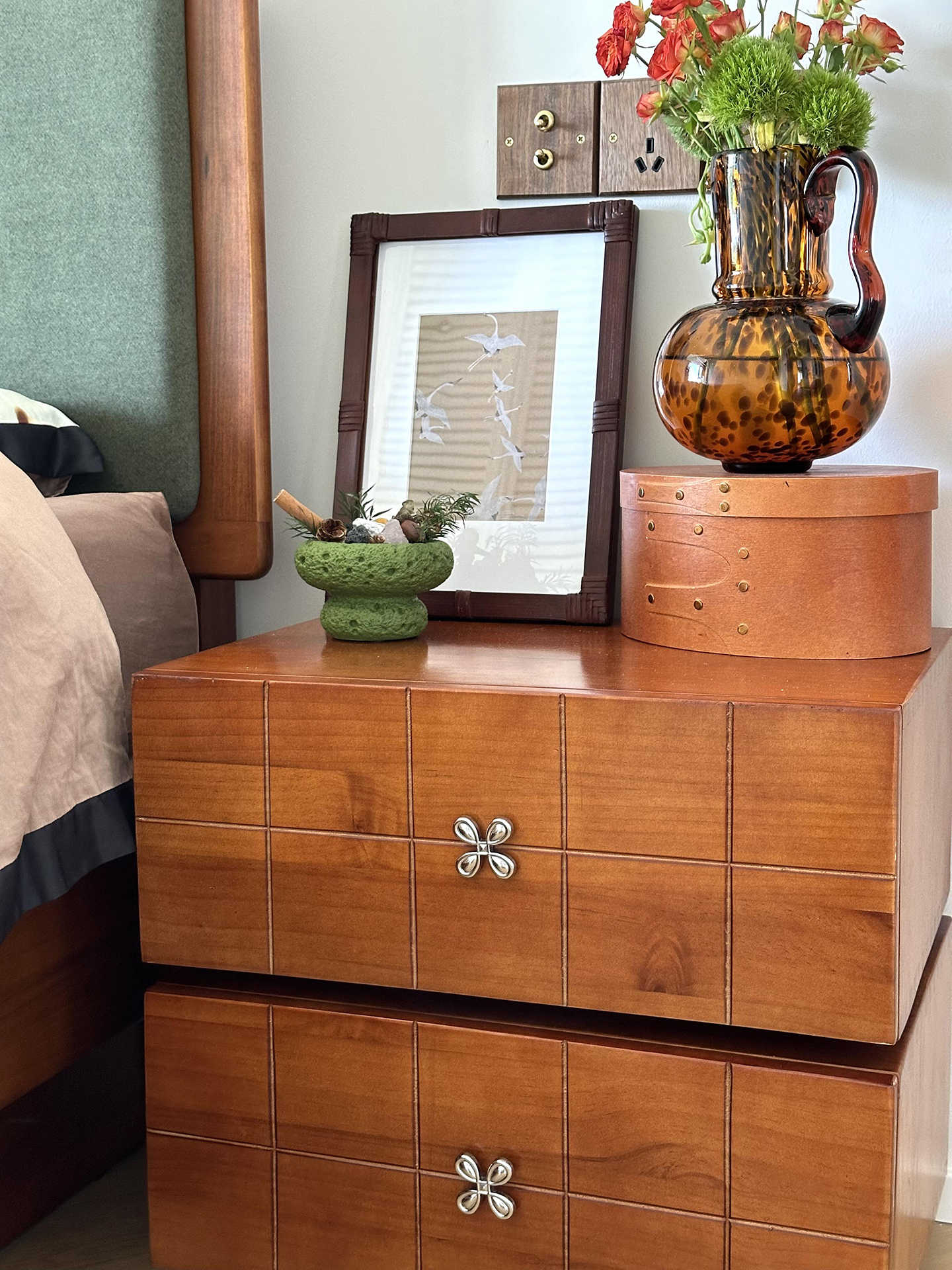 Mid-Century Modern Solid Wood Rolling Nightstand – Vintage Rotatable Storage Cabinet, Designer Sofa Side Table for Bedroom (Fully Assembled)