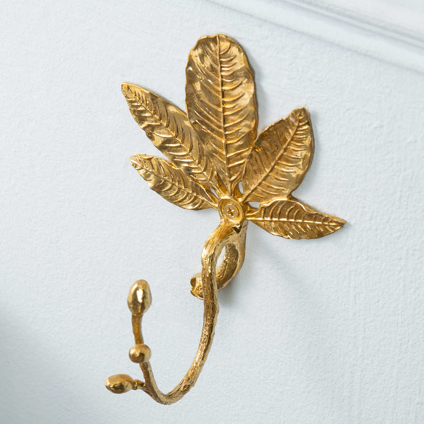 Brass Leaf Wall Hook – Gold Decorative Hook for Entryway, Bedroom, Bathroom, or Hotel Closet Organization