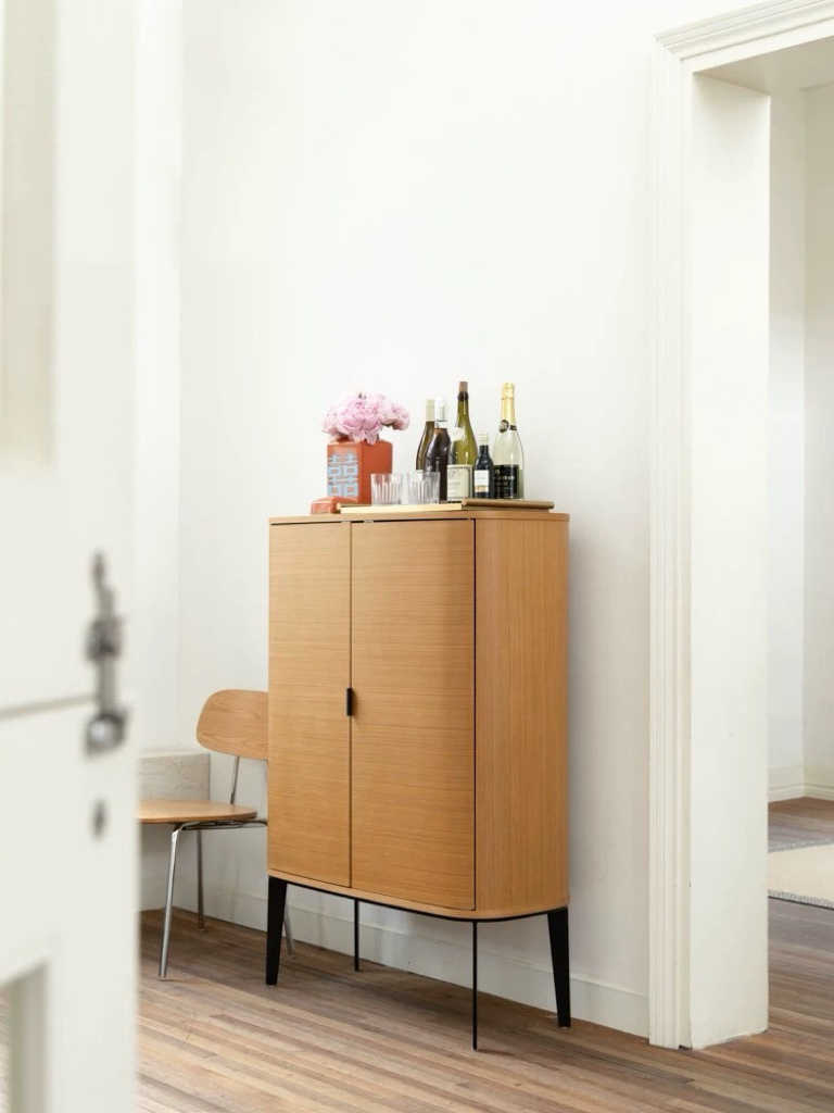 Italian Minimalist Natural Wood Veneer Sideboard Cabinet – Nordic Mid-Century Modern Storage Console, Curved Design Entryway Liquor Cabinet for Living Room and Dining Room