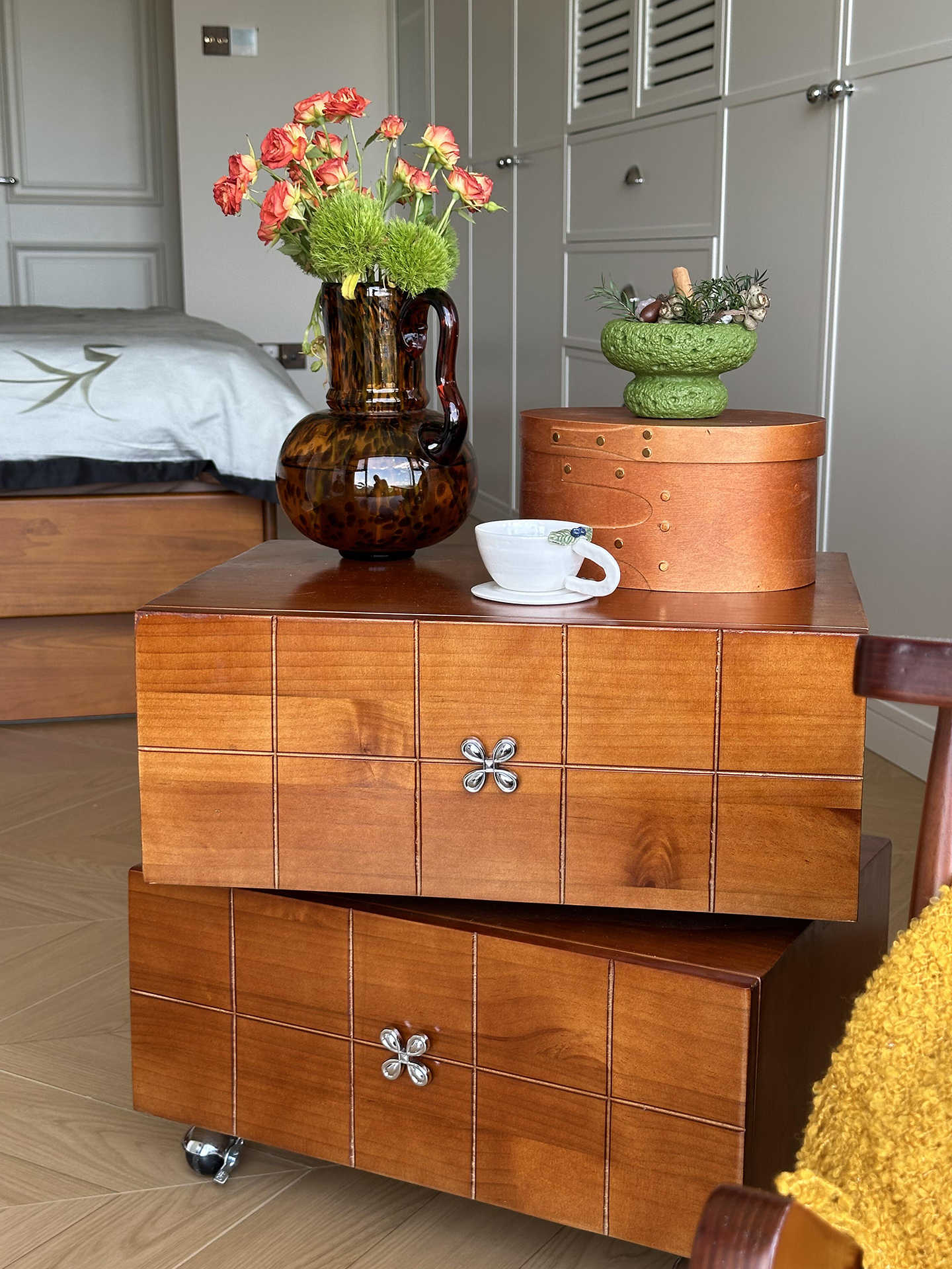 Mid-Century Modern Solid Wood Rolling Nightstand – Vintage Rotatable Storage Cabinet, Designer Sofa Side Table for Bedroom (Fully Assembled)