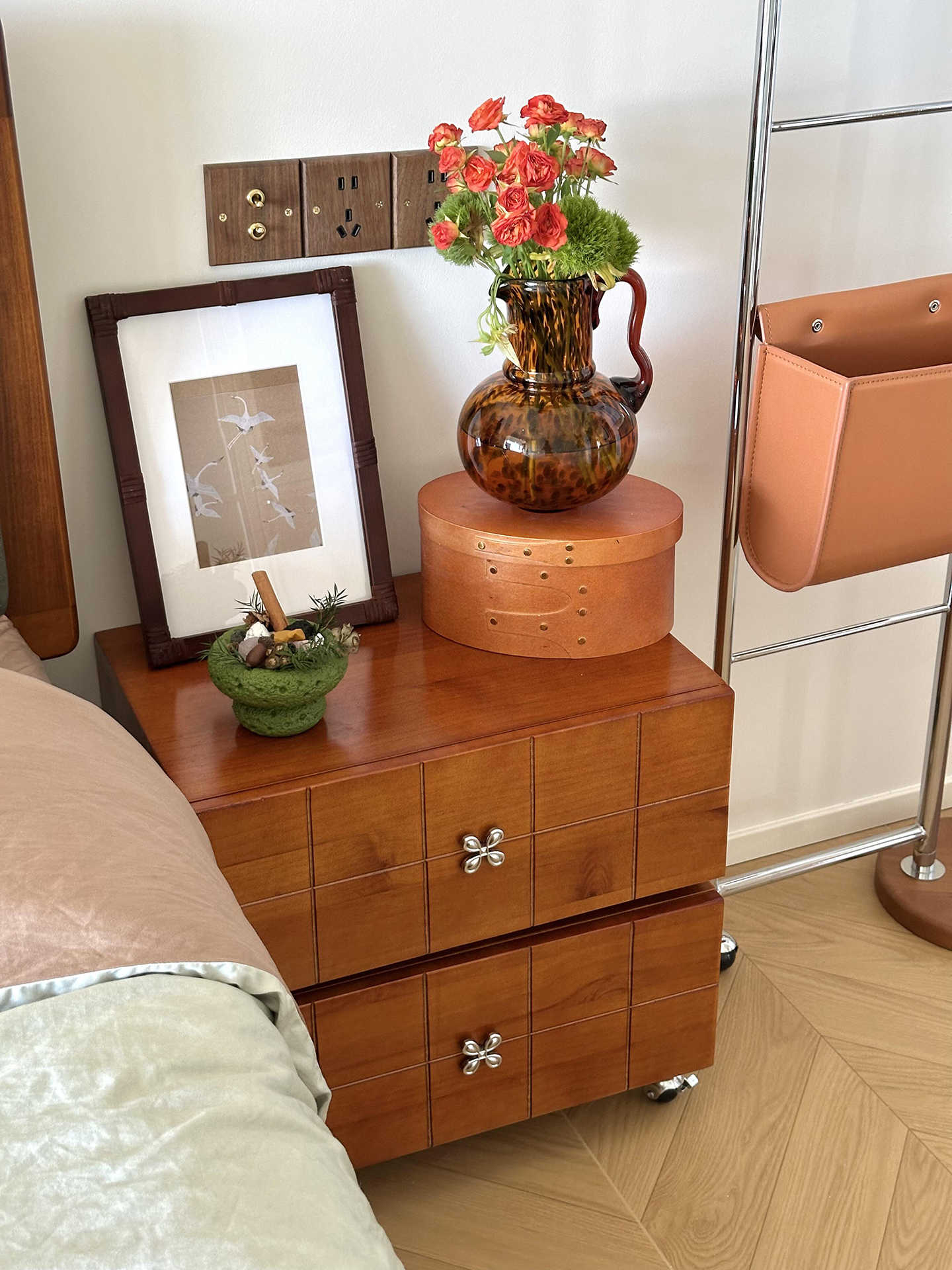 Mid-Century Modern Solid Wood Rolling Nightstand – Vintage Rotatable Storage Cabinet, Designer Sofa Side Table for Bedroom (Fully Assembled)
