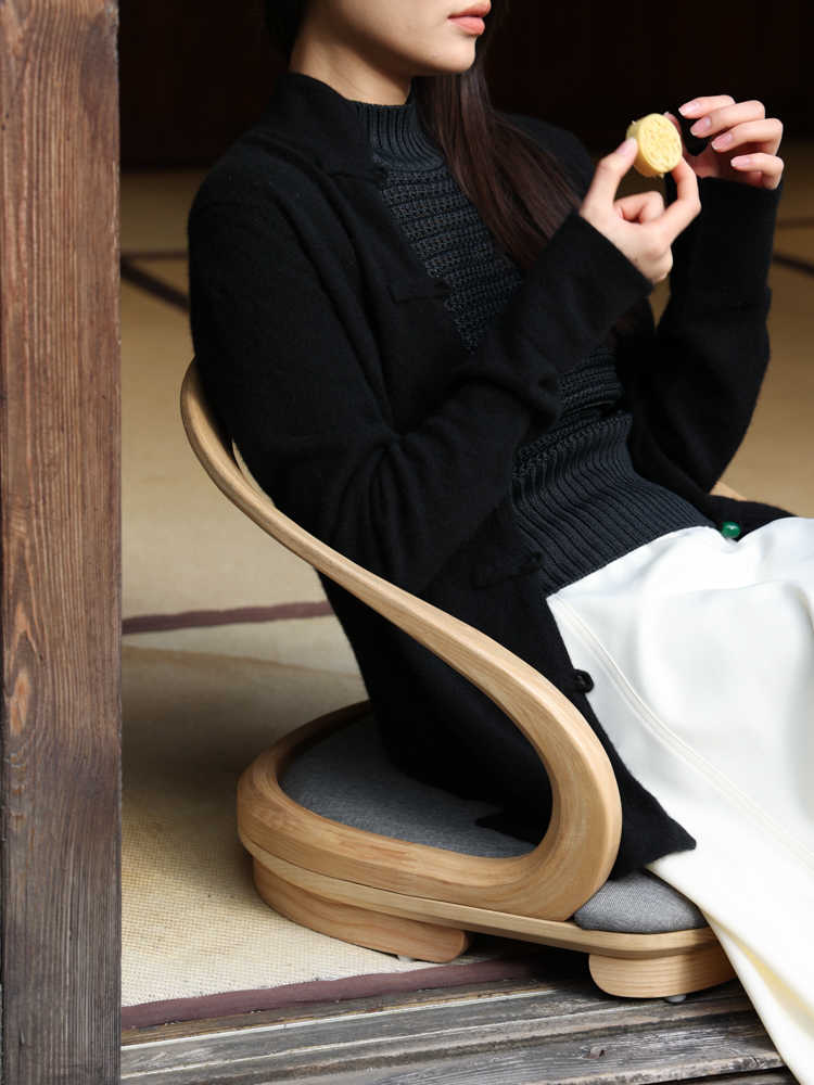 Danish "Floating Ribbon" Meditation Set – Bentwood Floor Chair & Glass Storage Table for Tatami Tea Ceremony, Japanese-Inspired Living Room Furniture