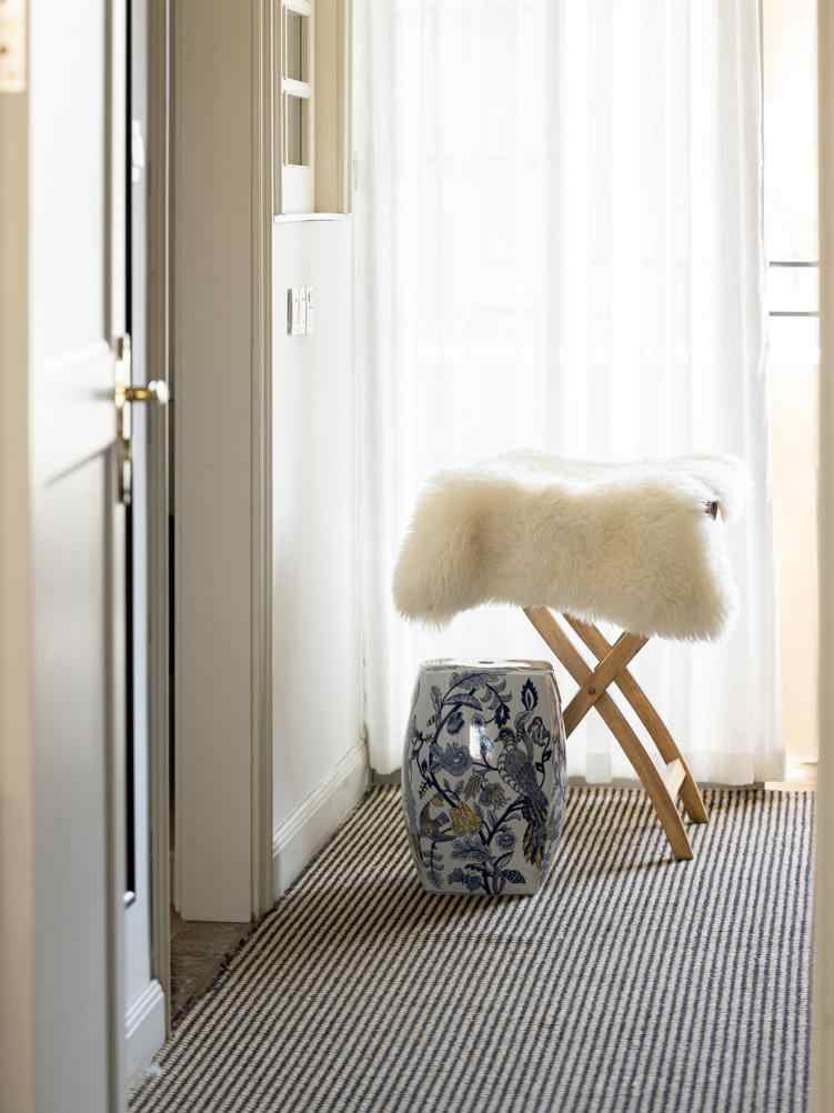 Hand-Painted Blue & White Porcelain Garden Stool, Traditional Ceramic Drum Seat with Botanical Motifs, Multi-Function Side Table & Stool