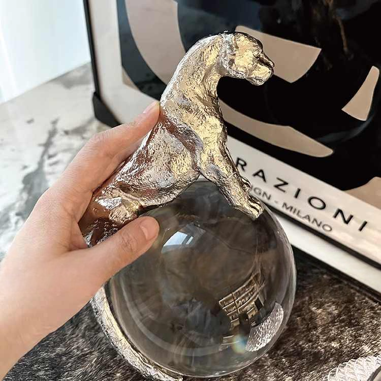 Luxury Crystal Globe Leopard Sculpture – Modern Silver Metal Panther Decor for Living Room, Office, or Unique Gift