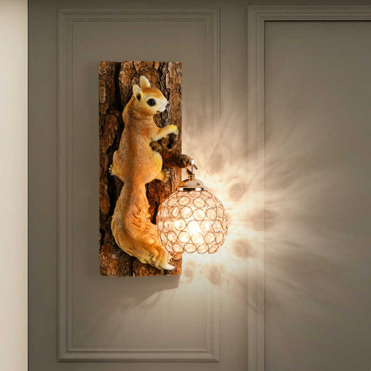 Climbing Squirrel Wall Sconce – Realistic Rechargeable Resin Tree Trunk Accent Light for Kids’ Room, Bedroom, and Hallway