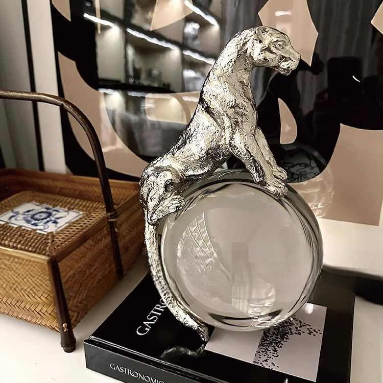 Luxury Crystal Globe Leopard Sculpture – Modern Silver Metal Panther Decor for Living Room, Office, or Unique Gift