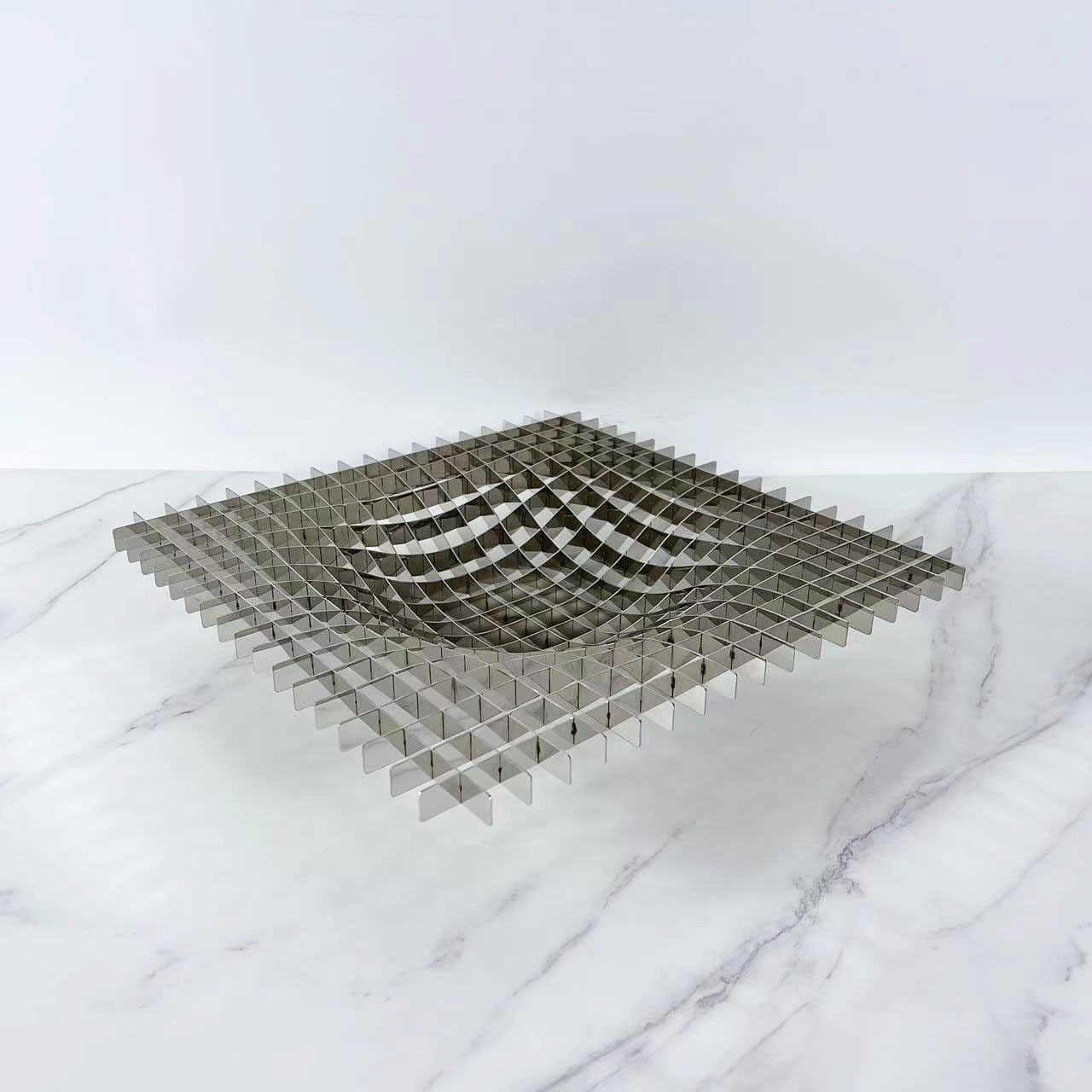 Modern Abstract Metal Grid Bowl – Contemporary Wire Mesh Fruit Dish for Showroom & Living Room Display