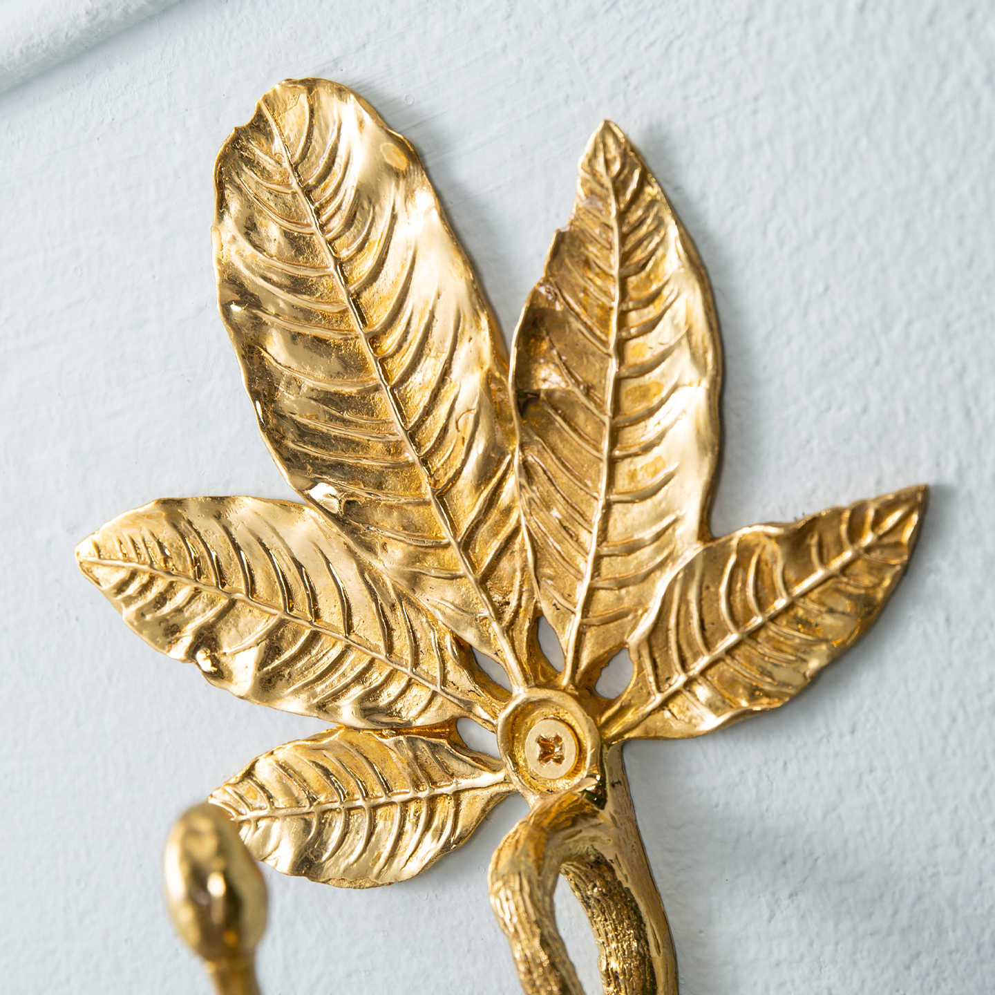 Brass Leaf Wall Hook – Gold Decorative Hook for Entryway, Bedroom, Bathroom, or Hotel Closet Organization