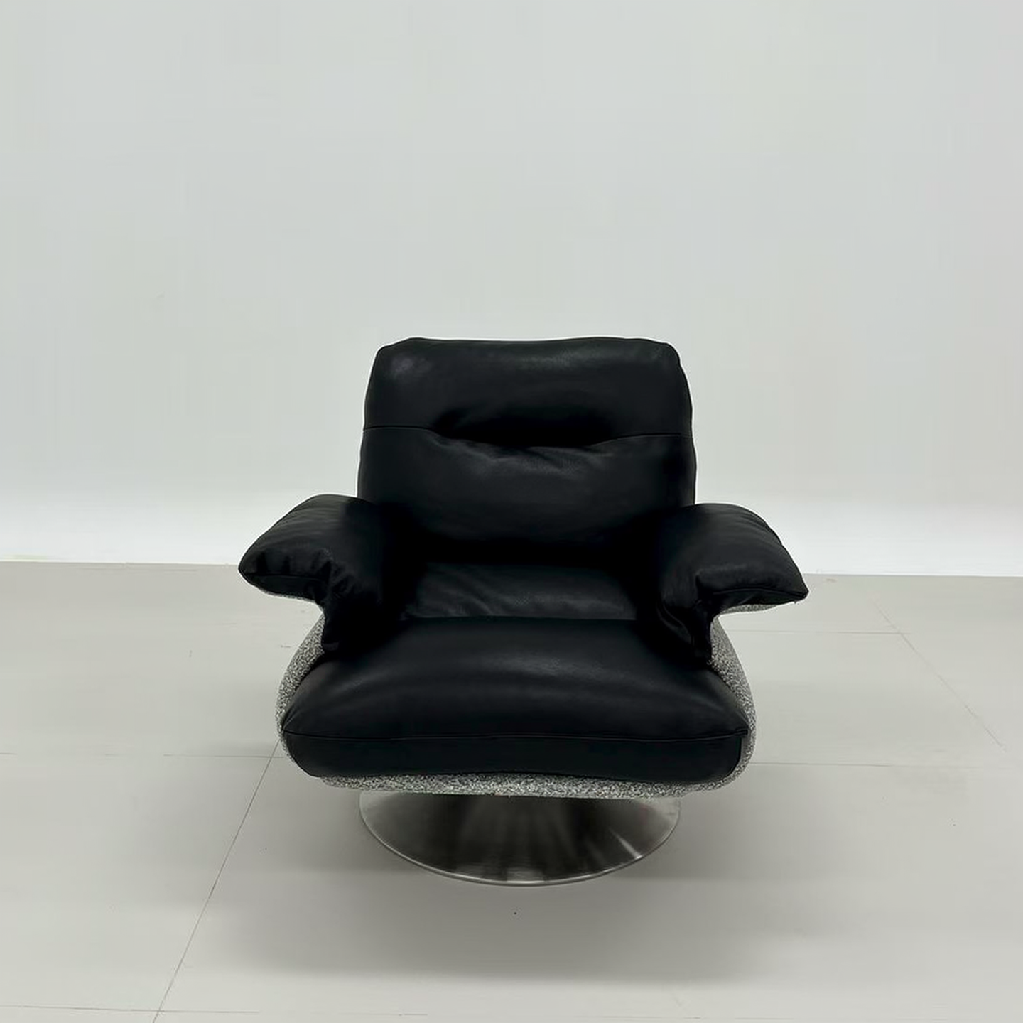 Black Swivel Accent Chair, Modern Lounge Armchair with Microfiber Leather Upholstery and Stainless Steel Base, Upholstered Single Sofa Chair for Living Room, Bedroom, Balcony and Reading Nook